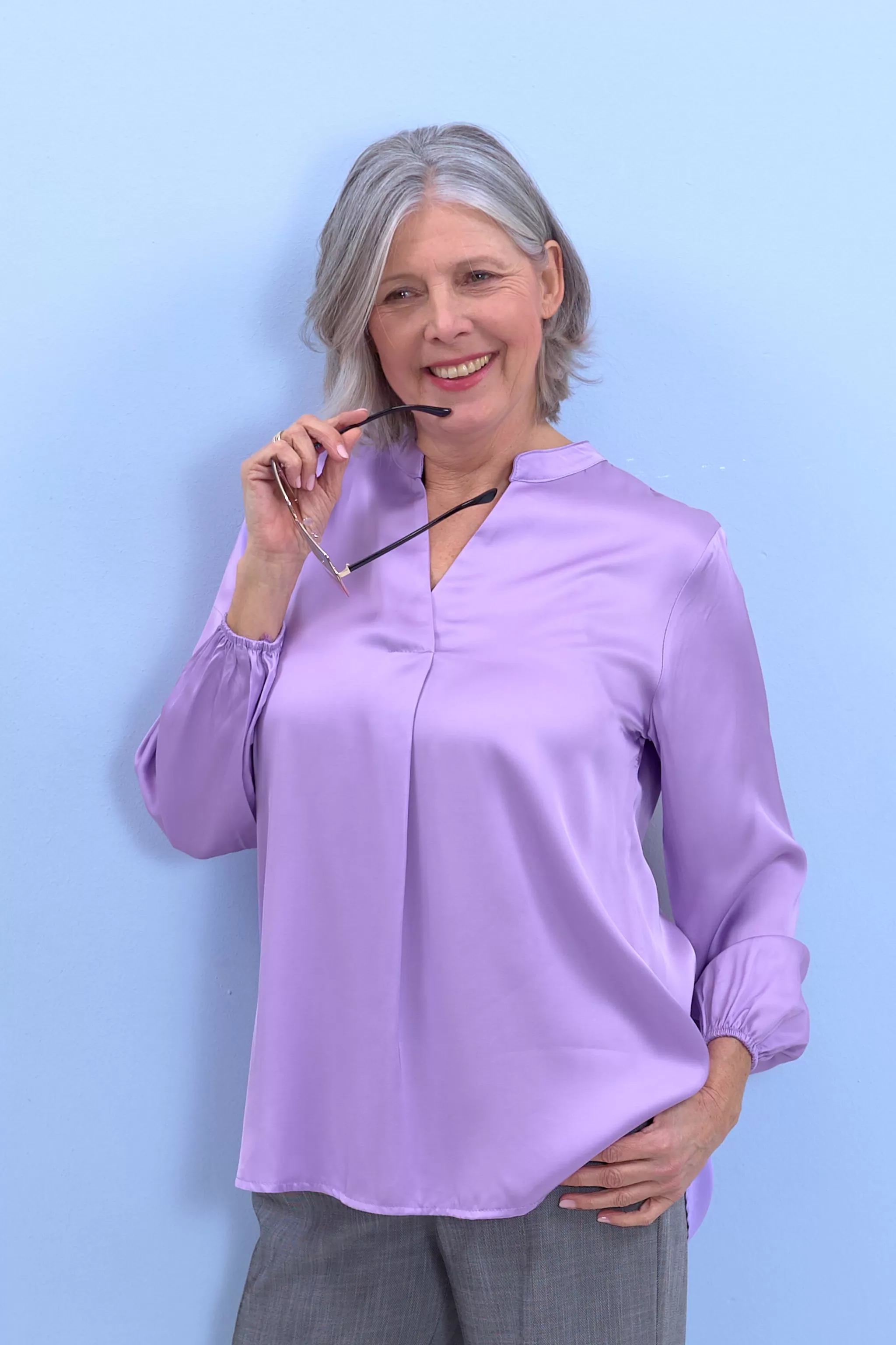 Bluse aus Glanzstoff mit V-Ausschnitt, lila