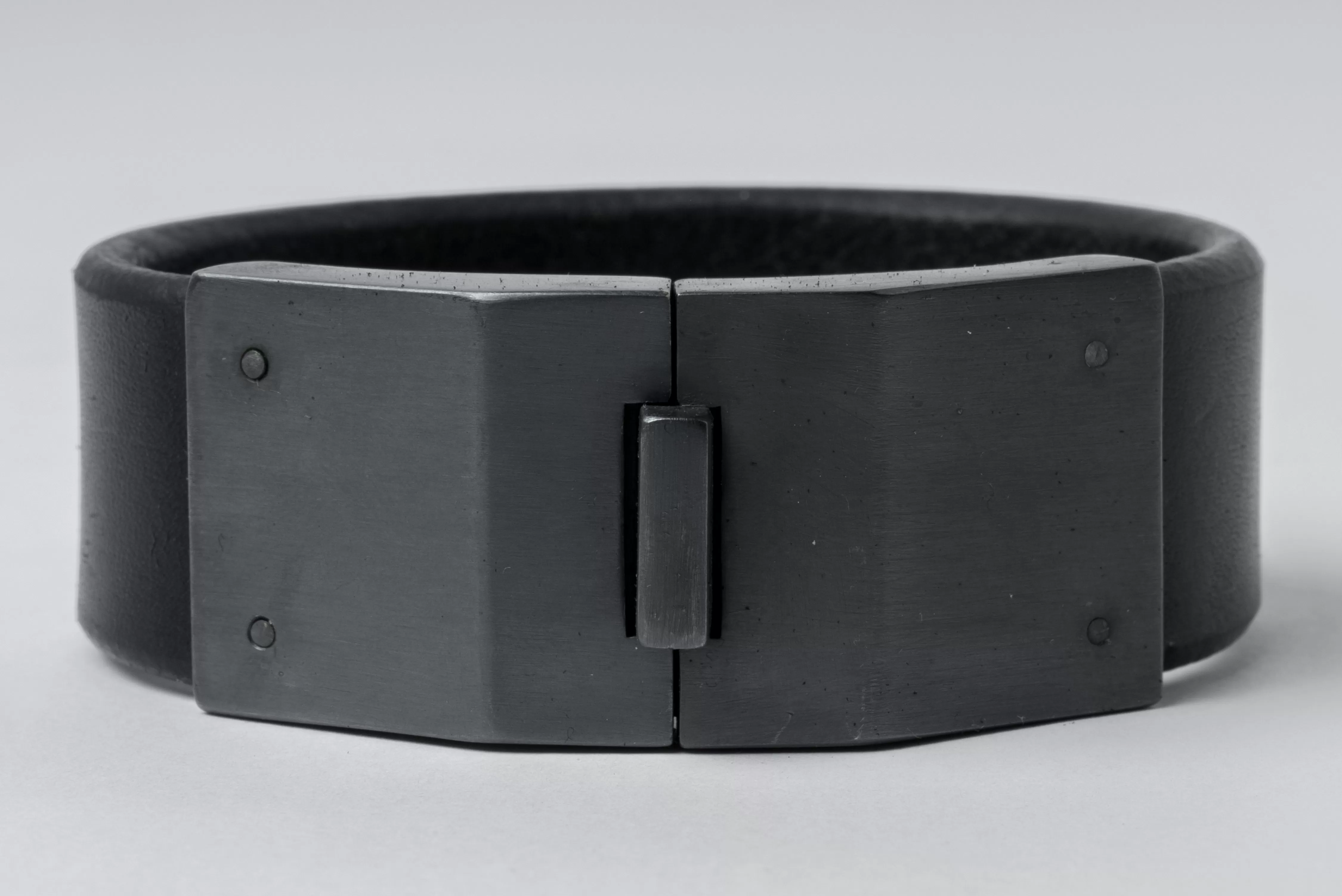 Box Lock Bracelet (Facet, Narrow, BLK KAS)