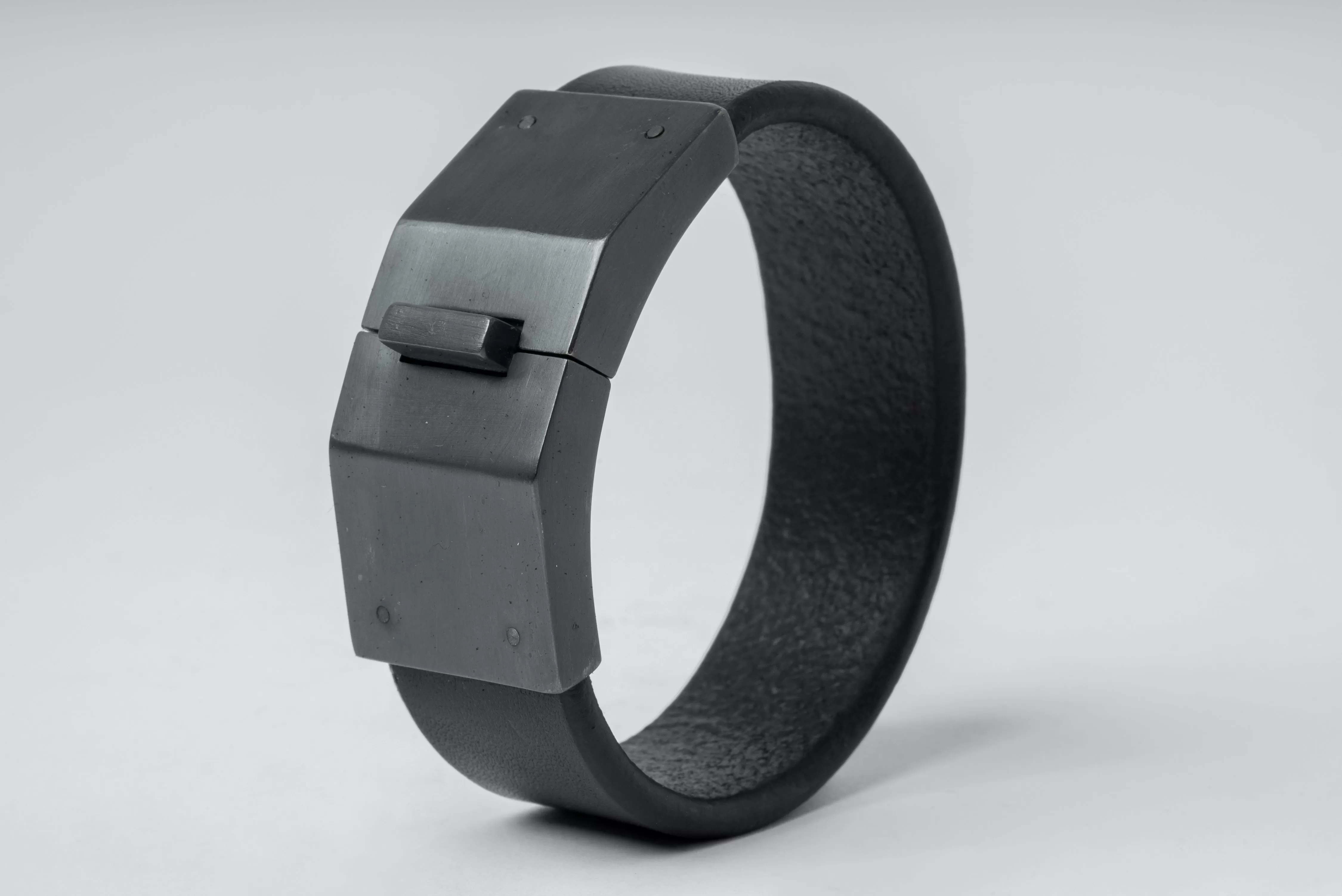 Box Lock Bracelet (Facet, Narrow, BLK KAS)