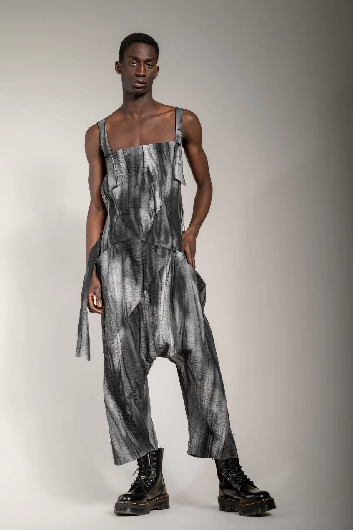 eigensinnig wien | Rilke | Extravaganter Drop Crotch Jumpsuit aus grauer Baumwolle