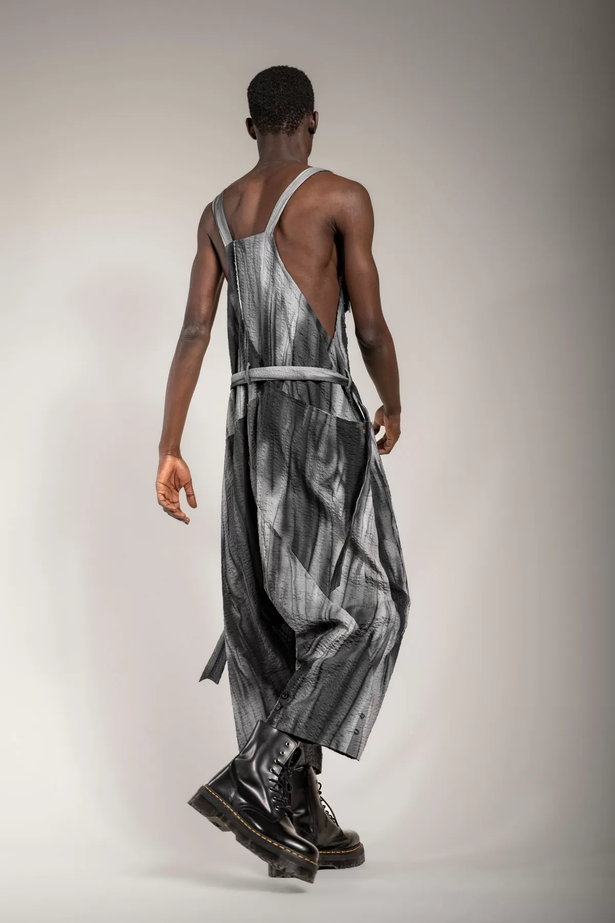 eigensinnig wien | Rilke | Extravaganter Drop Crotch Jumpsuit aus grauer Baumwolle