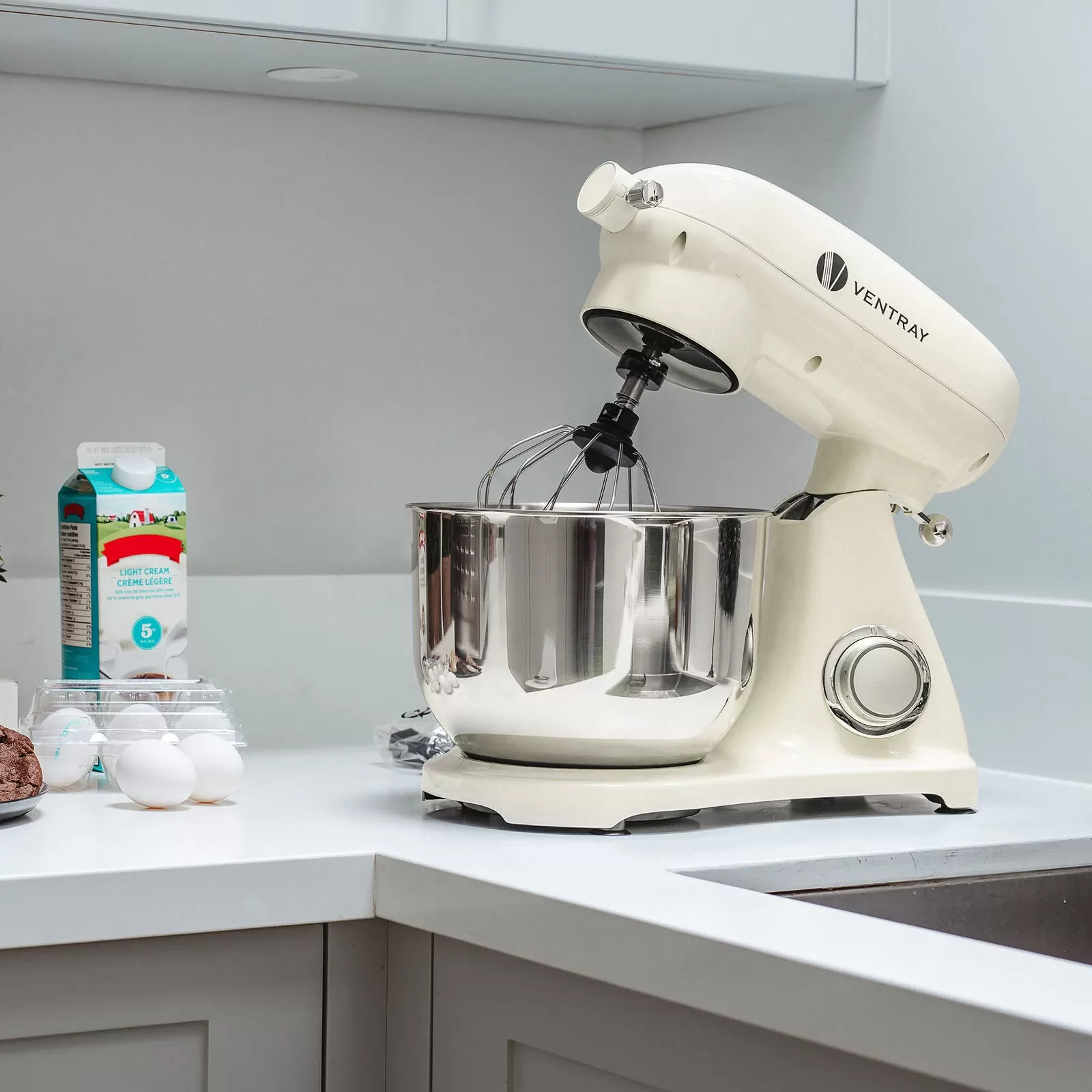 Tilt-Head Stand Mixer w/ Attachment Hub SM600